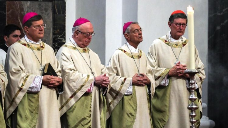 Arcibiskupové (zleva) Stephan Burger z Freiburgu, Hans-Josef Becker z Paderbornu, Ludwig Schick z Bamberku a kardinál Rainer Marie Woelki z Kolína nad Rýnem