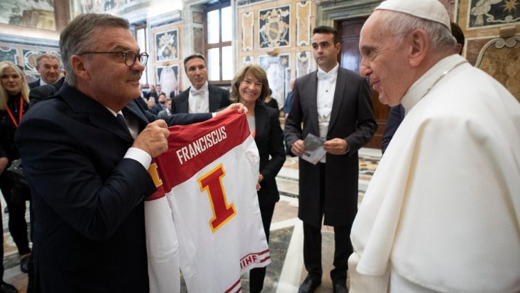 教宗接见国际冰联成员