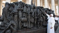Angels unawares: Papst Franziskus bei der Einweihung der Statue, die die Not der Migranten und Flüchtlinge versinnbildlicht