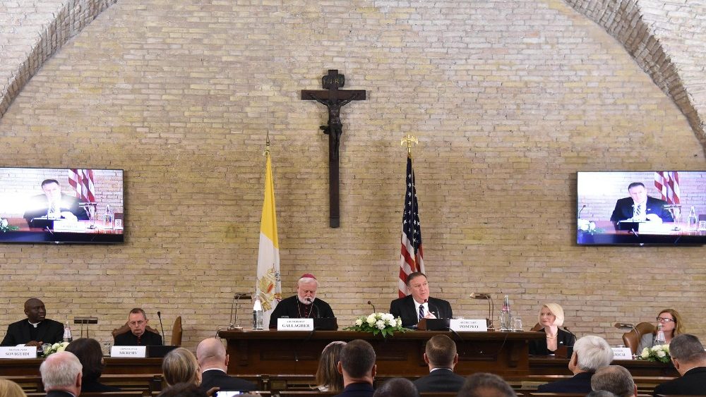 Konferencia na tému Cesty k dosiahnutiu ľudskej dôstojnosti 2. októbra v starej aule Synody vo Vatikáne