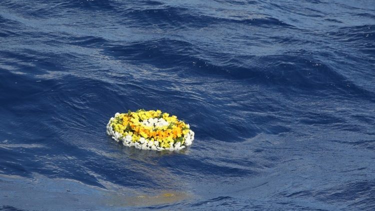 兰佩杜萨岛海边纪念遇难者的花环