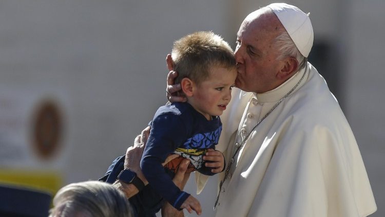 教宗亲吻幼童