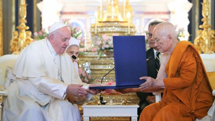 थाईलैंड के बौद्ध धर्मगुरू से मुलाकात करते संत पापा फ्राँसिस