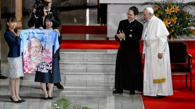 البابا فرنسيس خلال لقائه الشباب في كاتدرائية القديسة مريم في طوكيو 25 نوفمبر تشرين الثاني 2019