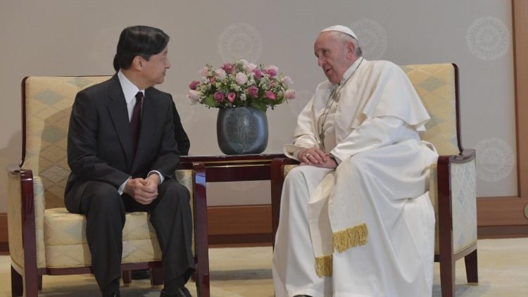 Папа Франциск на встрече в Токио с императором Японии Нарухито