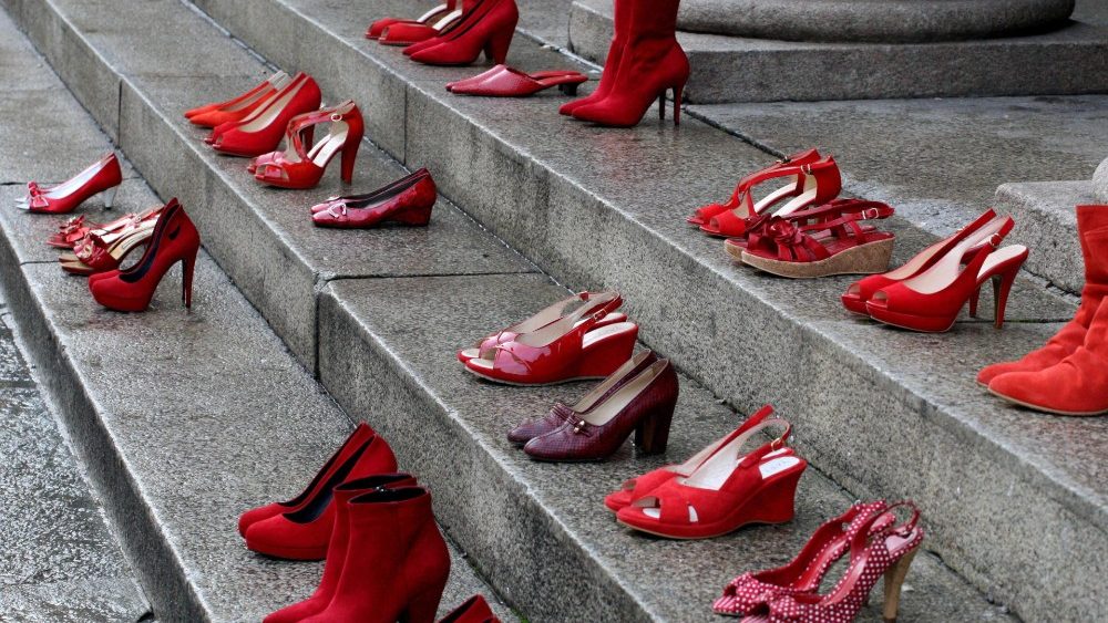 Violenza donne: scarpe rosse su scalinata teatro Regio di Parma