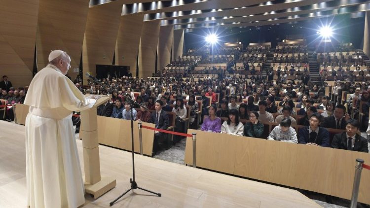 Snímka z príhovoru pápeža Františka v aule Univerzity Sophia v Tokiu, 26. novembra 2019