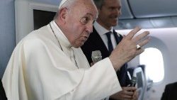 Le Pape François à bord de l'avion Tokyo-Rome, le 26 novembre 2019