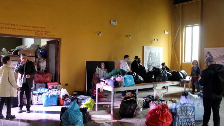 Des personnes déposent nourriture, vêtements et autres aides matérielles dans un lieu public de Tirana, en Albanie. 