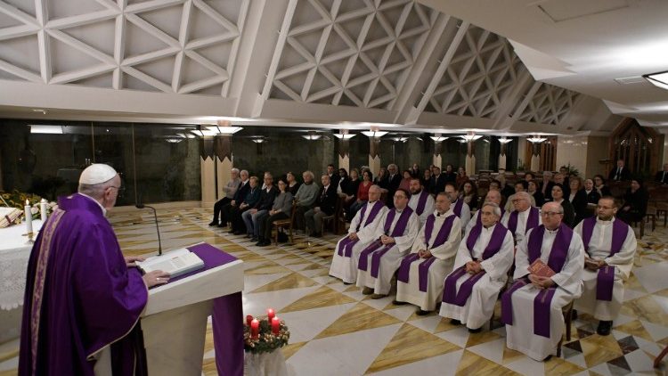 Ferenc pápa a Szent Márta-ház kápolnájában a szégyenérzetről elmélkedett