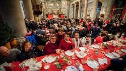 Рождественский обед для неимущих в римской базилике Санта-Мария-ин-Трастевере