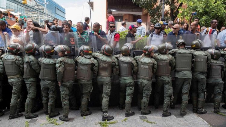 Die Nationalgarde vor dem Parlament in Caracas