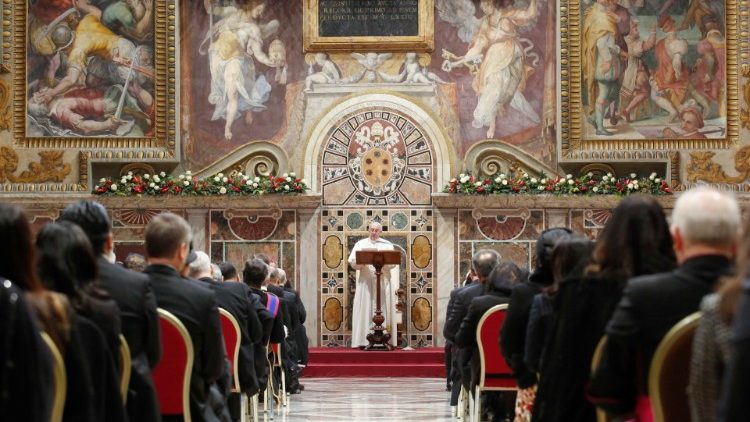 Paavi Franciscus puhui Vatikaanissa diplomaateille 