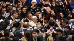 Papež Frančišek obdan z verniki med eno od splošnih avdienc v Vatikanu