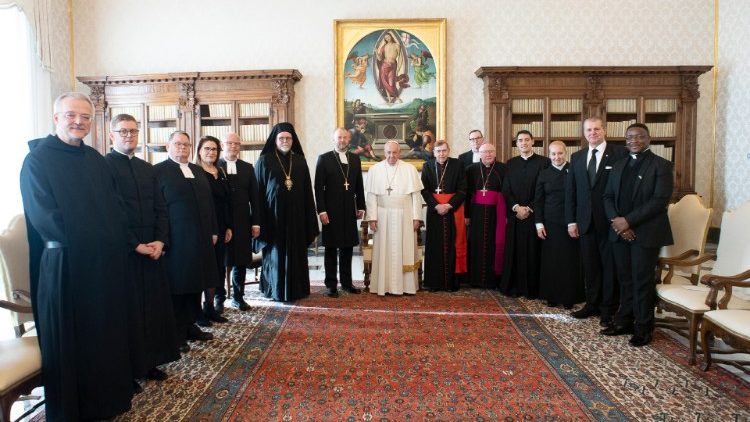 Pave Frans og den finske delegasjonen