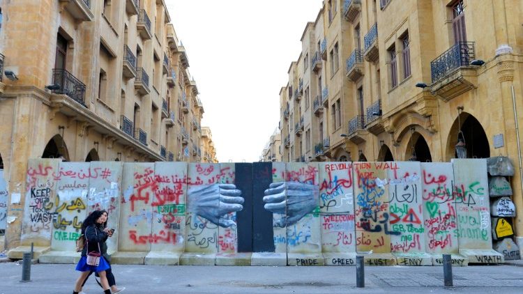 Une rue conduisant au Parlement bloquée par un mur en béton érigé par la police à Beyrouth, le 27 janvier 2020