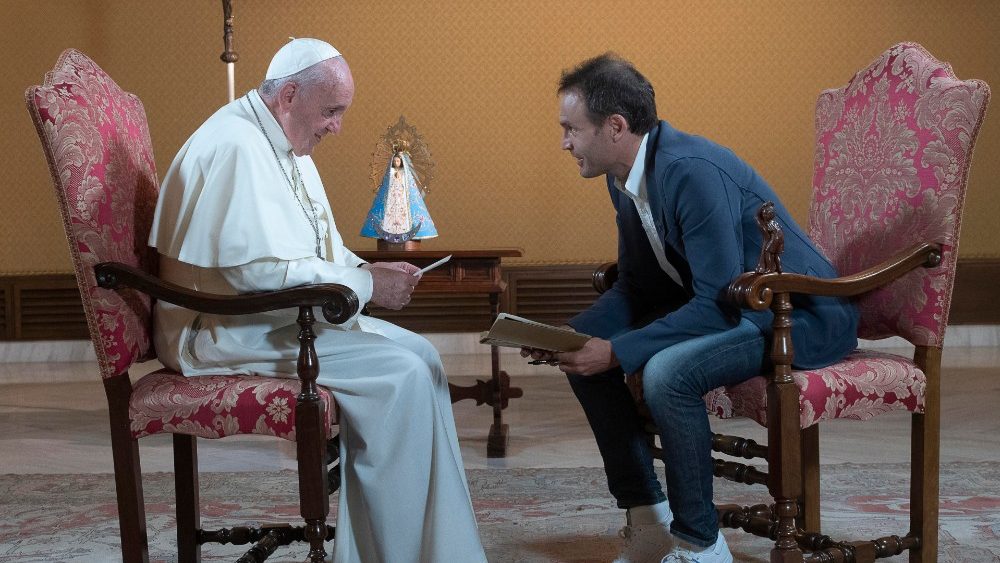 Marco Pozza pri televíznom interview s pápežom Františkom (TV2000)