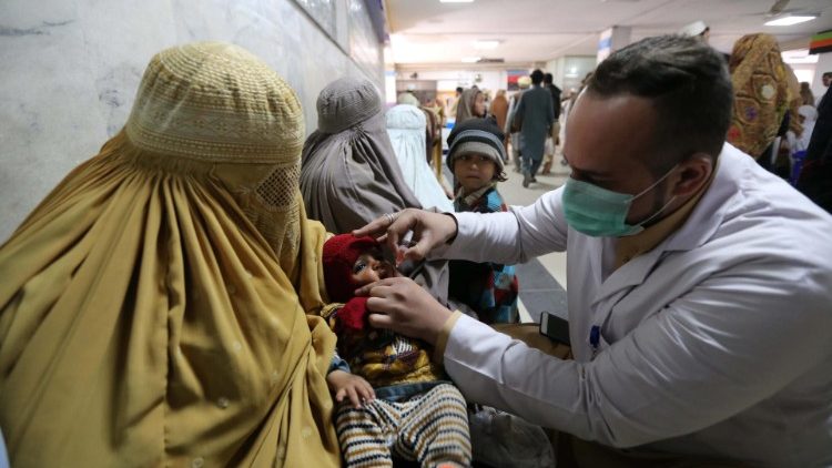 天主教醫生在救治穆斯林兒童患者