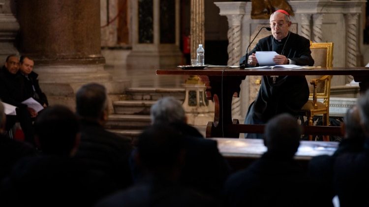 Kardinal Angelo De Donatis čita Papin govor pripremljen za susret s klerom