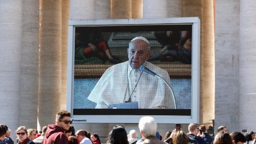Papa Franjo tijekom molitve Anđeoskog pozdravljenja koja je iz biblioteke Apostolske palače prenošena putem elektroničkih medija