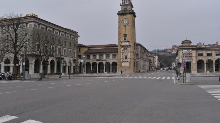 意大利北部城市在疫情下马路空荡