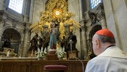 El Cardenal Comastri durante la recitación del Regina Coeli en la Basílica Vaticana. 