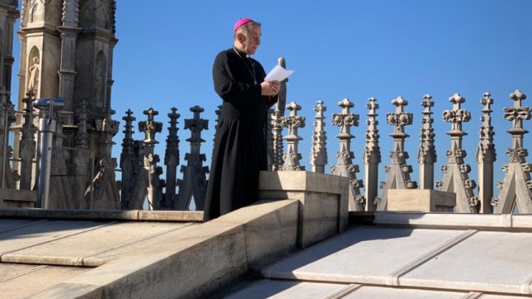 Mario Delpini, Erzbischof von Mailand, beim Gebet auf dem Dach seiner geschlossenen Kathedrale