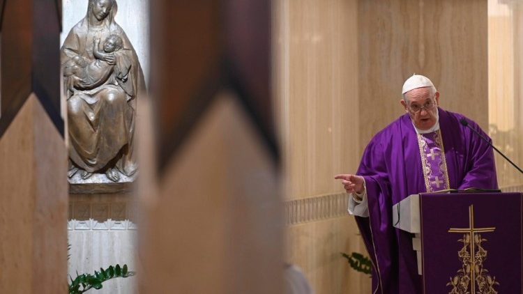 البابا فرنسيس يحتفل بالقداس الإلهي في كابلة بيت القديسة مرتا بالفاتيكان 