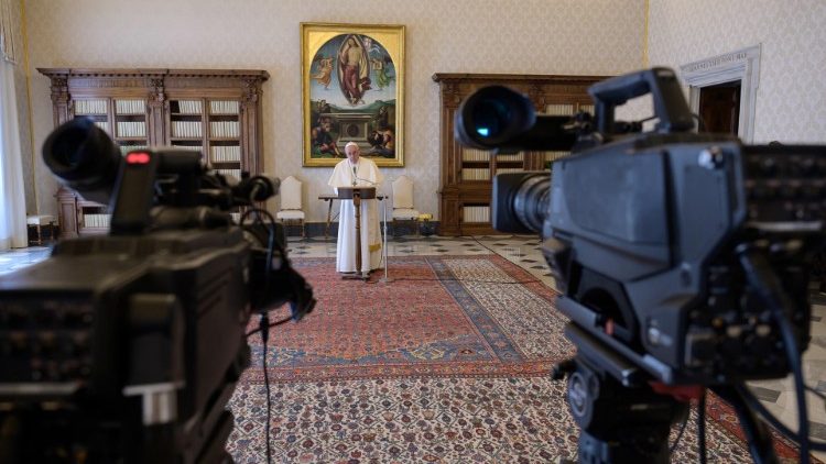 Papa gjatë një transmetimi të drejtpërdrejtë nga Pallati Apostolik