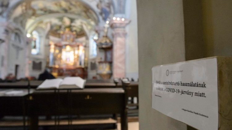 Kościoły na Węgrzech pozostaną otwarte i można w nich sprawować Eucharystię.