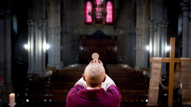 Un prêtre célèbre l'eucharistie dans une église vide de As Caldas, en Espagne, le 20 mars 2020.