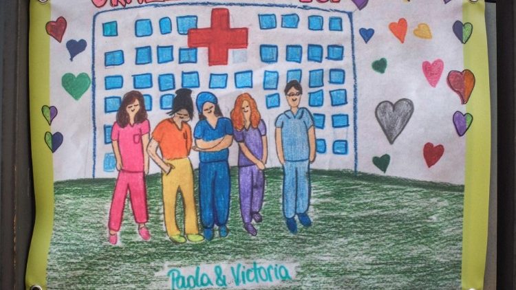 Bērnu zīmējumi ārstiem un medmāsām pie poliklīnikas Milānā