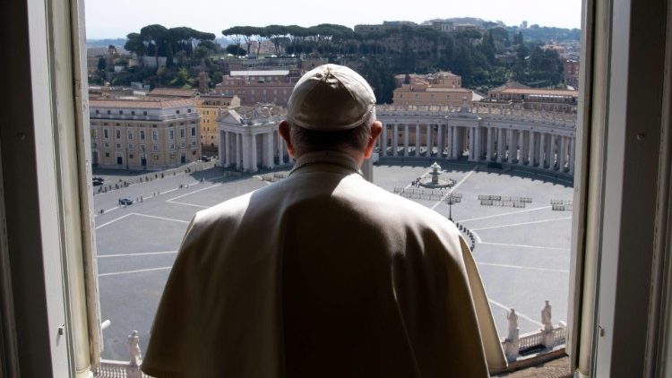 Påven Franciskus tittar ut över en folktom Petersplats