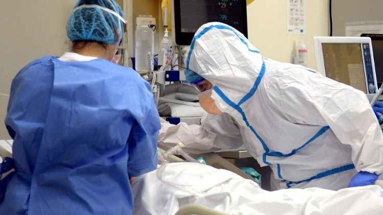 重症監護室醫護人員要搶救新冠肺炎患者