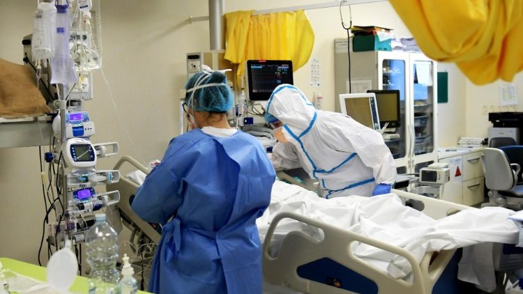 Nhân viên y tế chăm sóc bệnh nhên virus corona