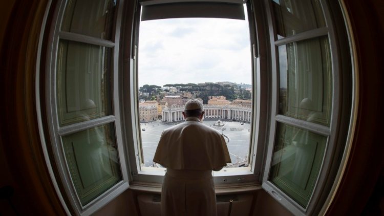  教宗在书房窗口面对空荡荡的圣伯多禄广场