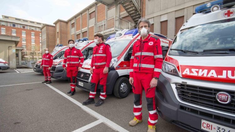 意大利红十字会人员待命准备出发救助病患者