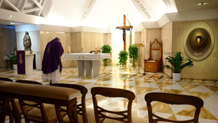 Papež Frančišek vsako jutro zasebno mašuje v kapeli Doma sv. Marte, kar tudi vsak dan prenaša Varican Media.