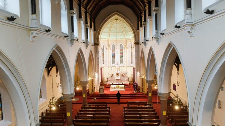 Frère Martin Cosgrove célébrant la messe dans une Église vide le 31 mars dernier à Dublin.