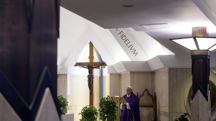 Papež Frančišek je na veliko sredo še zadnjič pred veliko nočjo daroval sveto mašo v Domu sv. Marte.