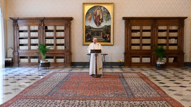 Papež František v knihovně Apoštolského paláce
