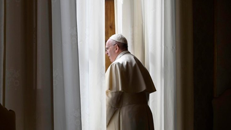 Papst Franziskus am Fenster während des Corona-Lockdowns in Rom