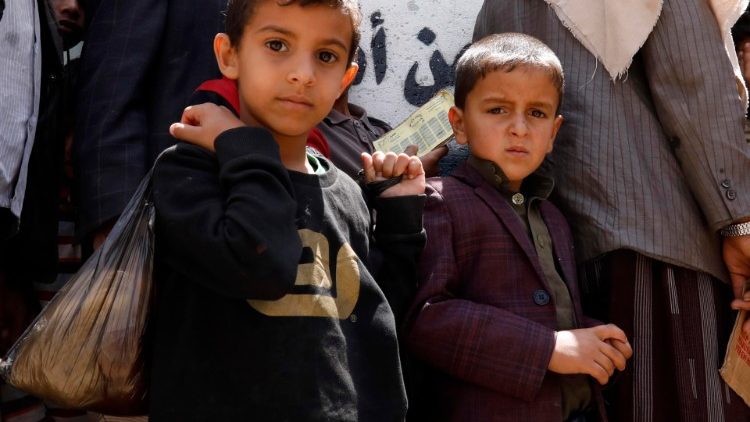 Jemenské děti čekající na příděl jídla
