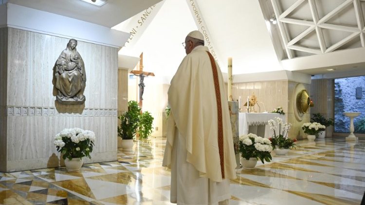 2020.04.22 Papa Francesco celebra la Messa a Casa Santa Marta