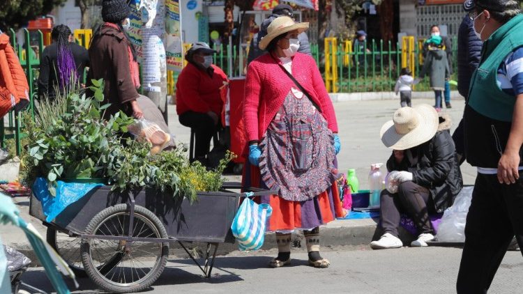 El Alto, Bolivie: Ajmarská žena prodává byliny 
