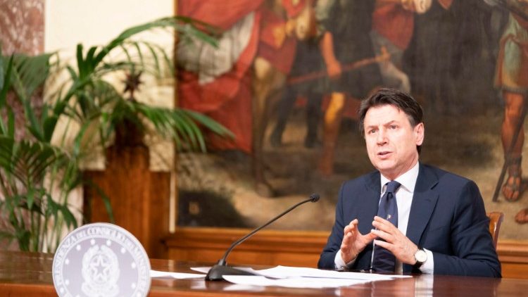 Premiér Giuseppe Conte při prezentaci 2 fáze koronavirových opatření, 26. dubna