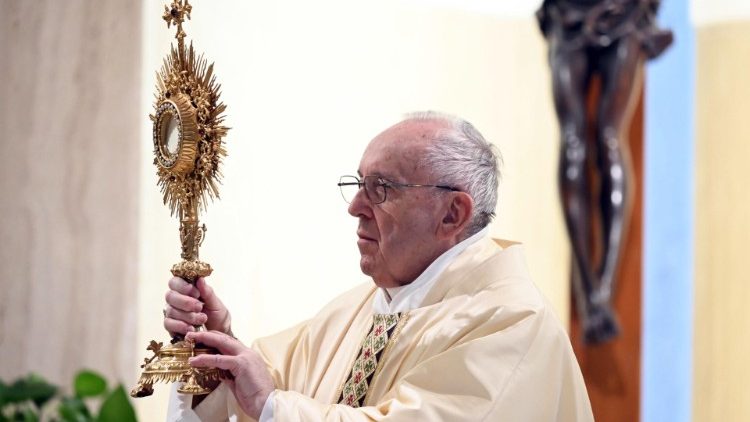 Pápež František udeľuje eucharistické požehnanie pri rannej svätej omši, v stredu 29. apríla