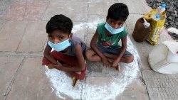 Kinder an einem Bahnhof in Indien (Archivbild 2020)