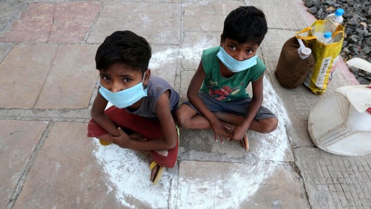 Kinder an einem Bahnhof in Indien (Archivbild 2020)