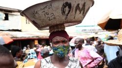 Une femme sur un marché alimentaire à Lagos la capitale du Nigeria, le 4 mai 2020.
